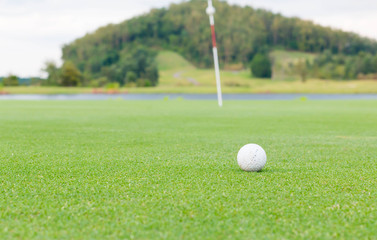 Obraz premium golf ball on lip of cup