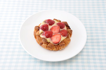 お皿にのせた ストロベリータルト 苺ケーキ お菓子 テーブルクロス
