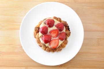 お皿にのせた ストロベリータルト 苺ケーキ お菓子 テーブル