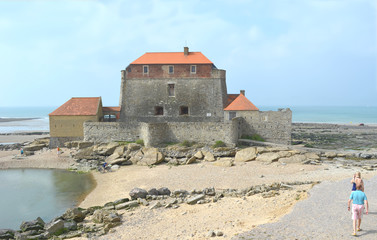 Fototapeta na wymiar le Fort d'Ambleuse à maree basse