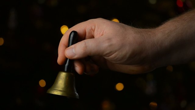 Glocke klingeln vor dunklem Hintergrund