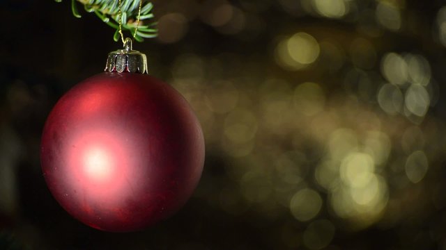 rote Christbaumkugel mit soft Reflex