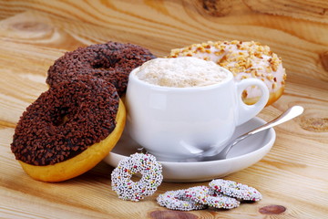 Cappuccino con ciambelle