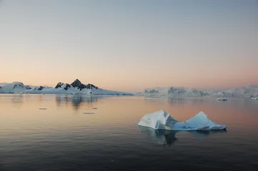 Zelfklevend Fotobehang Antarctica schemering © nyankotoasobu