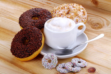 Cappuccino con ciambelle