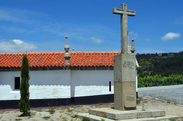 Denkmal und Kapelle in den Weinbergen am Douro
