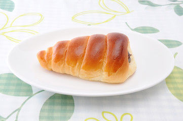 お皿にのせた チョココルネ 菓子パン テーブルクロス