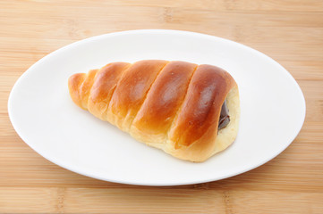 お皿にのせた チョココルネ 菓子パン テーブル