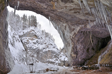 Fototapeta na wymiar Капова пещера (Шульган-Таш, башк. Шүлгәнташ)
