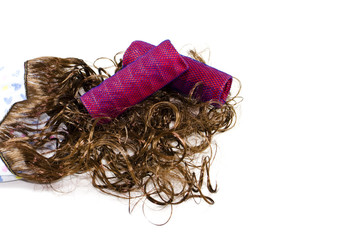 Braune Haarper&uuml;cke mit Lockenwickler