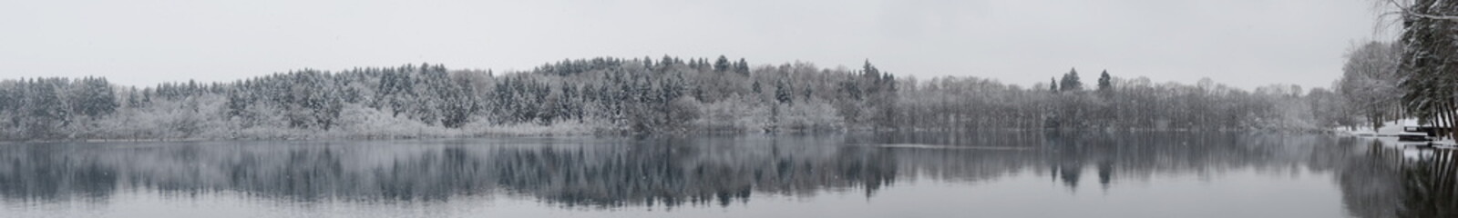 Winterlandschaft mit See