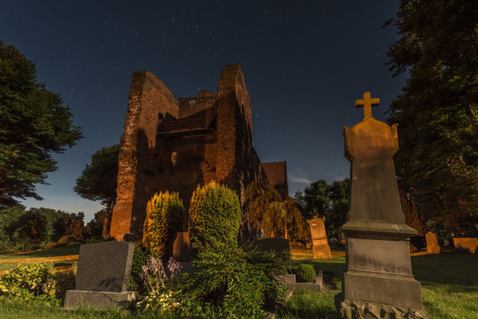 Kirche und Friedhof in Ostfriesland bei Nacht