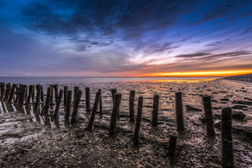 Buhne an der Nordsee und Sonnenuntergang