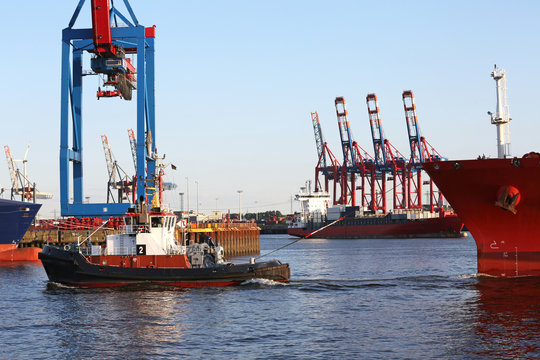 Schlepper zieht Schiff