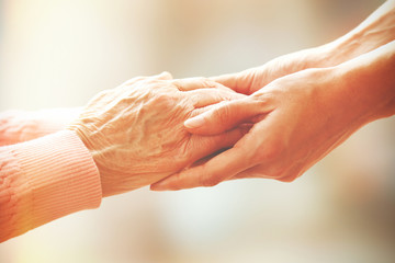 Aider les mains, prendre soin des personnes âgées concept