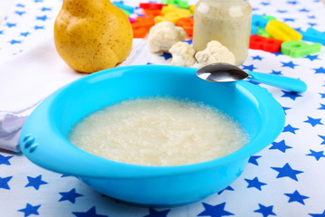 Fototapeta na wymiar Fresh baby food in bowl with spoon