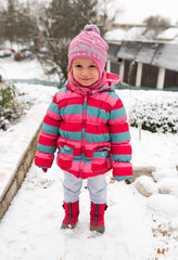 Portrait de petite fille mignonne en hiver.