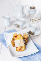 Bizcocho de frutas con café te o chocolate para el desayuno