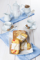 Bizcocho de frutas con café te o chocolate para el desayuno