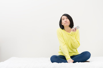 Obraz premium スマートフォンを持つ女性
