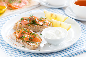 bread with salted salmon and cream cheese