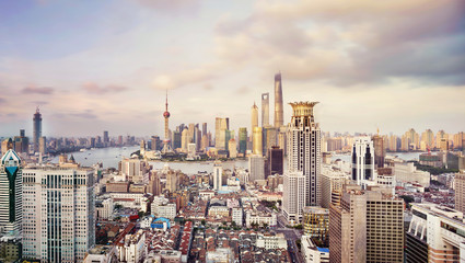 toits de la ville moderne, trafic et paysage urbain à Shangha à jour, menton
