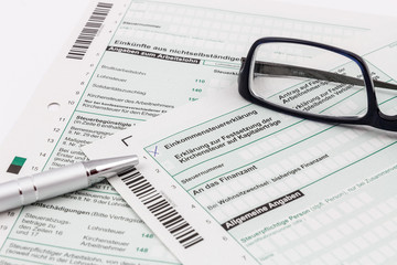 Fototapeta premium Formular Einkommensteuererklärung mit Kugelschreiber und Brille