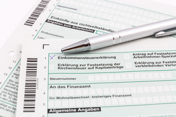 Formular Einkommensteuererklärung mit Kugelschreiber