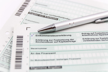 Fototapeta premium Formular Einkommensteuererklärung mit Kugelschreiber und