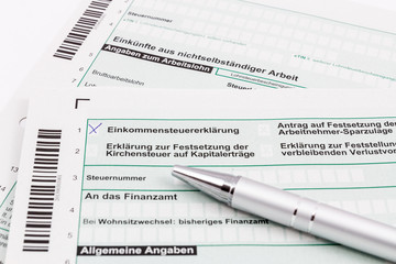 Formular Einkommensteuererklärung mit Kugelschreiber