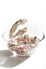 Cookie als Euro-Zeichen in eine Schüssel mit Zuckerperlen 