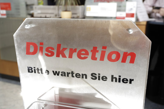 Hinweisschilder am Kassa, close-up