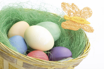 Osternest mit bunten Eiern