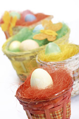 Osternest mit bunten Eiern