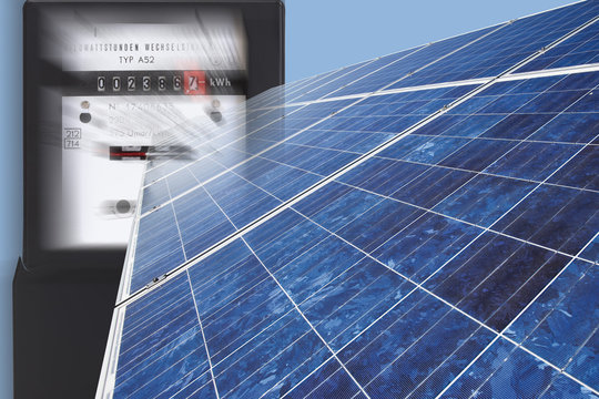 Stromz&auml;hler mit Solarpanel gegen blauen Hintergrund