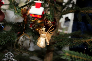 Engel aus Stroh als Christbaumschmuck