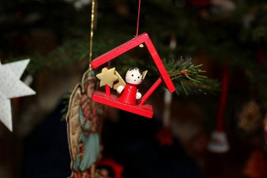 Engel mit Weihachtskrippe als Christbaumschmuck