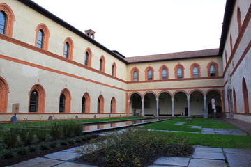 Fototapeta na wymiar Arkaden im Innenhof von Schloss Sforzesco in Mailand (Italien)