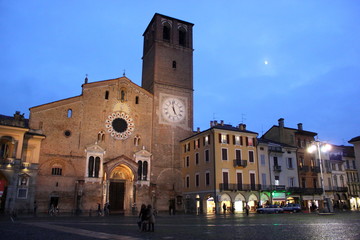 Piazza della Vittoria und Dom von Lodi im Mondlicht - obrazy, fototapety, plakaty
