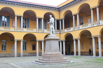 Obraz premium Arkaden der Universität von Pavia mit Denkmal für A. Volta