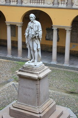 Denkmal für Alexander Volta im Hof der Universität von Pavia
