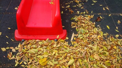 Tobogán rojo con hojas