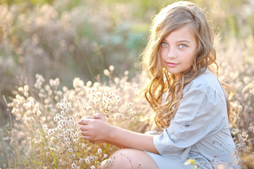 Obraz premium portrait of little girl outdoors in summer