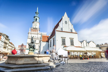 Panele Szklane Podświetlane  Zabytkowy Urząd Miasta Poznania znajdujący się pośrodku Rynku Głównego