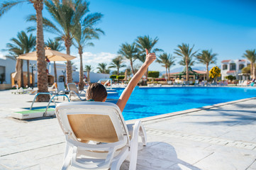 woman raised her chaise thumbs up, class