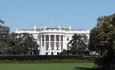 Obraz premium White House on deep blue sky background