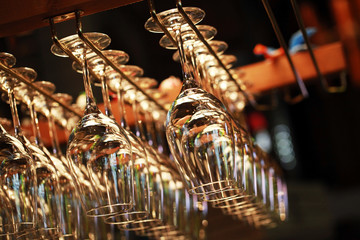 Obraz premium Many empty glasses for a wine hanging in a bar