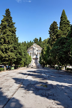Statue vor dem Pantheon, Cimitero di Staglieno, Genua