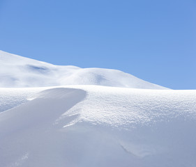 Schneewehe vor Blauem Himmel