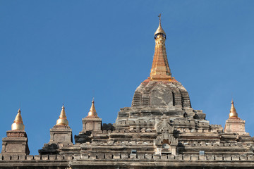 Fototapeta premium Les toits du temple de That Binnyu à Bagan
